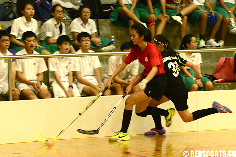 Caluza Denise Jazmine Carnate (#23) drives the ball across the court. (Photo 6 © Louisa Goh/Red Sports)