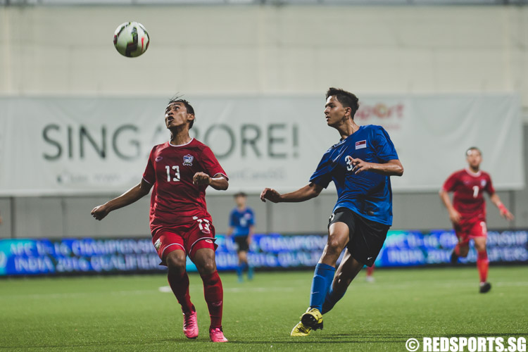 Jinnawat Russamee (THA #13) controls the ball against Jordan Vestering (SIN #3) during the 2016 Asian Football Confederation (AFC) U-16 Championship Qualifiers. (Photo 5 © Soh Jun Wei/Red Sports)