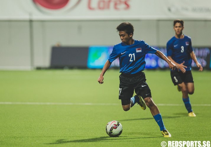 Khairie Bin Abdul Hamid (SIN #21) dribbles the ball during the 2016 Asian Football Confederation (AFC) U-16 Championship Qualifiers. (Photo 8 © Soh Jun Wei/Red Sports)