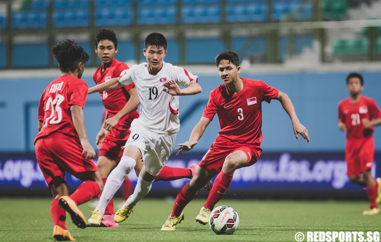 Kim Hwi Hwang (DPRK #19) and Jordan Vestering (#3) in action during the 2016 Asian Football Confederation (AFC) U-16 Championship Qualifiers. (Photo 3 © Soh Jun Wei/Red Sports)