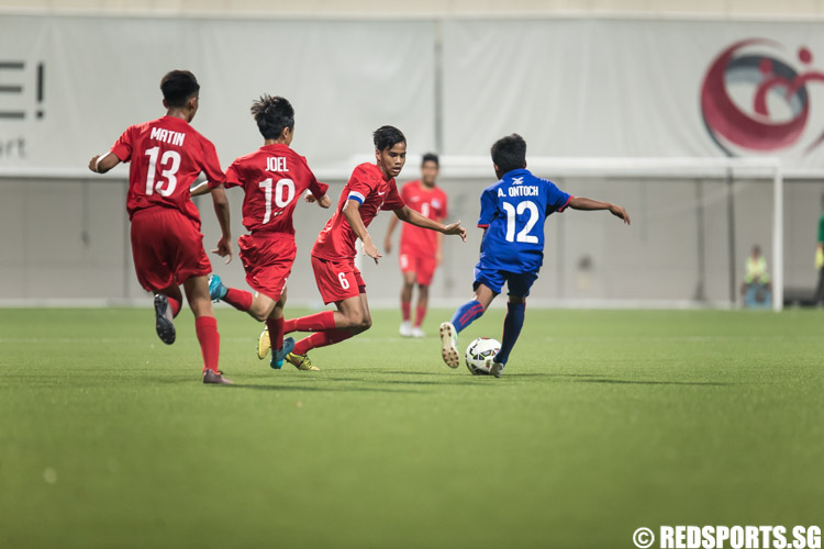 Ath Ontoch (CAM #12) controls the ball against Akmal Bin Azman (SIN #6) during the 2016 Asian Football Confederation (AFC) U-16 Championship Qualifiers. (Photo 2 © Soh Jun Wei/Red Sports)