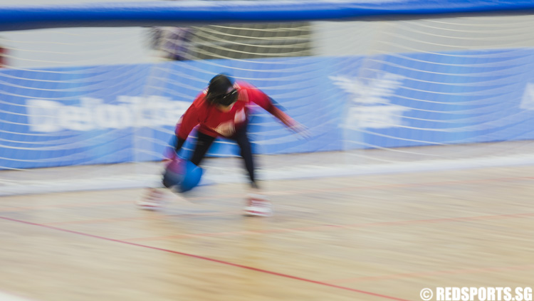 Grace Ng Mui Kheng (SIN #9) throws the ball during the Goalball Women 1st Preliminaries Round at the 8th ASEAN Para Games. (Photo 5 © Soh Jun Wei/Red Sports)