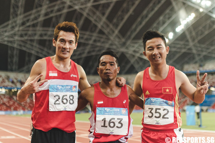 (L-R) Zac Leow, Timin and Nguyen Huu Thinh huddling for a photo after the men's 1500m event. (Photo 7 © Soh Jun Wei/Red Sports)