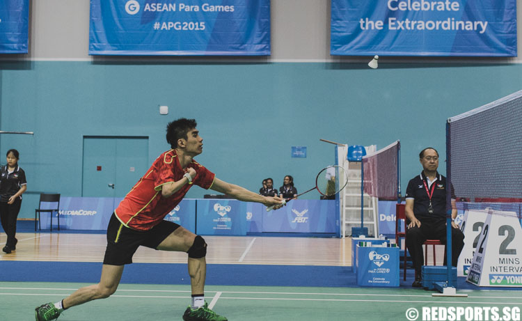 Tay Wei Ming (SIN) dives to return the shuttlecock during the badminton Group B men's singles match two of the 8th ASEAN Para Games. (Photo 5 © Soh Jun Wei/Red Sports)