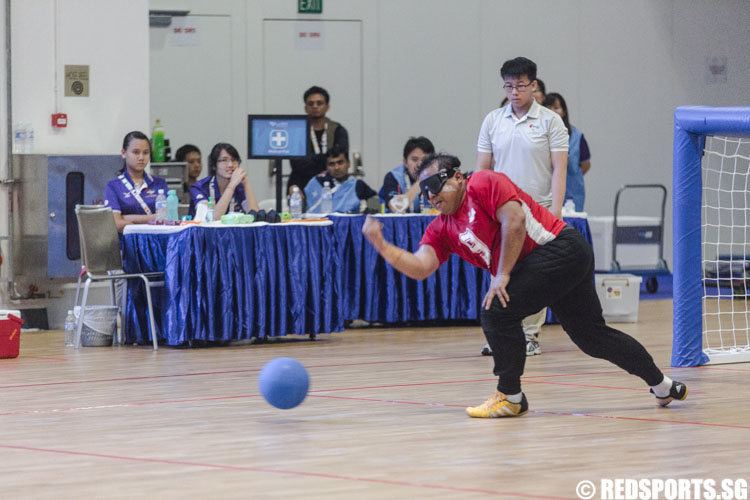 Nazarudin (SIN #9) throws the ball during the Goalball Men 1st Preliminaries Round at the 8th ASEAN Para Games (Photo 3 © Soh Jun Wei/Red Sports)