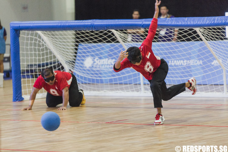 Chiang Chia Ling (SIN #8) throws the ball during the Goalball Men 1st Preliminaries Round at the 8th ASEAN Para Games (Photo 5 © Soh Jun Wei/Red Sports)