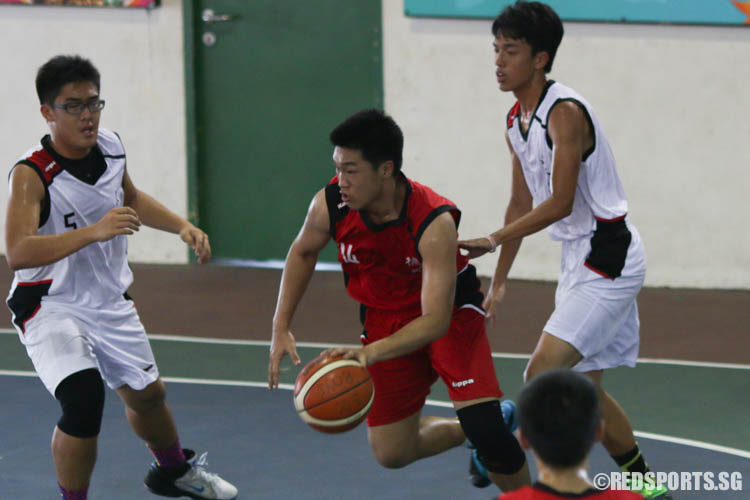 Raymond Chu Siang (Dunman #14) drives past the defence before he goes for a lay-in. He scored a game-high 13 points in the victory. (Photo 1 © REDintern Chua Kai Yun)