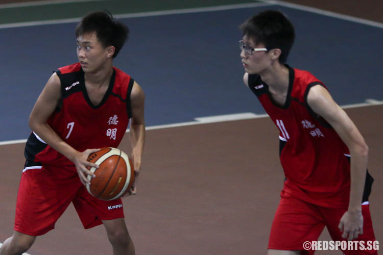 Benedict Ong Jun Rong (Dunman #7) looks on before driving up the court. He scored 12 points in the game. (Photo 3 © REDintern Chua Kai Yun)