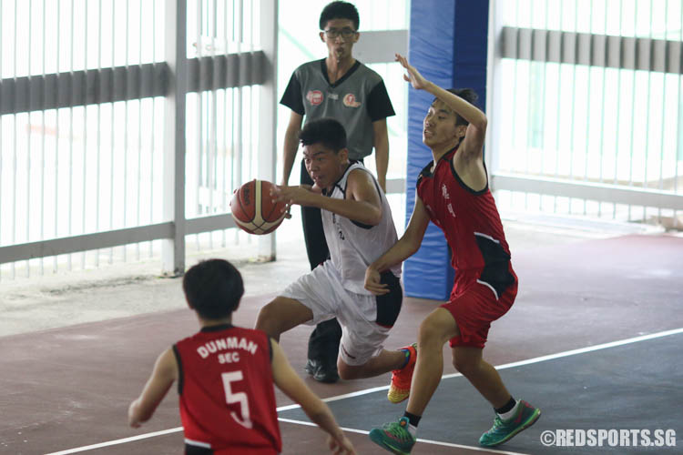 Chia Yun Shan (TJ #10) goes for a layup. He scored 5 points in the game. (Photo 4 © REDintern Chua Kai Yun)