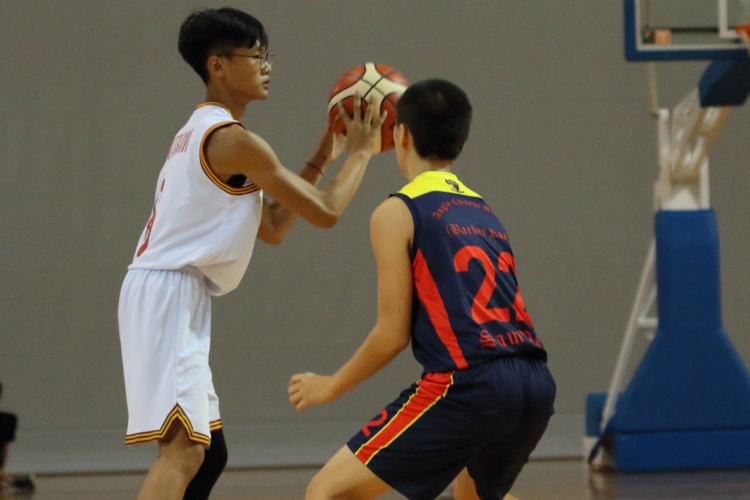Wen Jie (Outram #8) looking to pass.