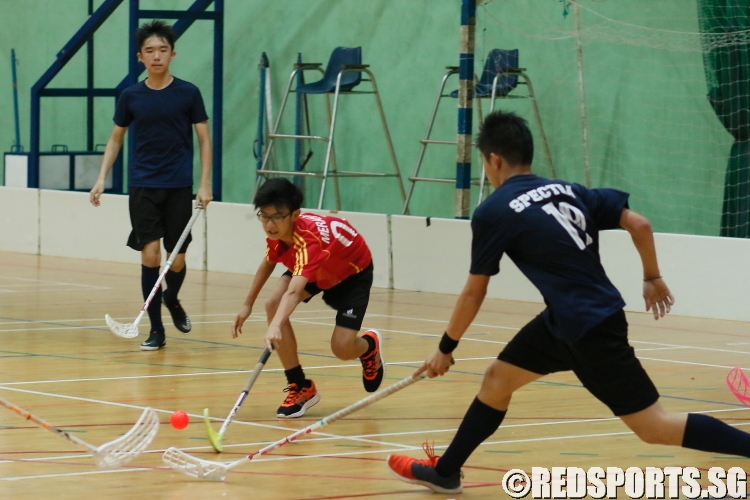 Players fighting to gain possession of the ball. (Photo  © REDintern Chan Hua Zheng)