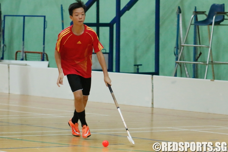 A Bukit Merah player surveys the court for an opening. (Photo  © REDintern Chan Hua Zheng)