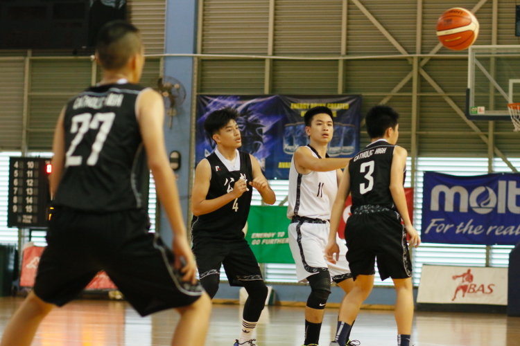 Pei Hwa #11 dishing the ball to his teammate.