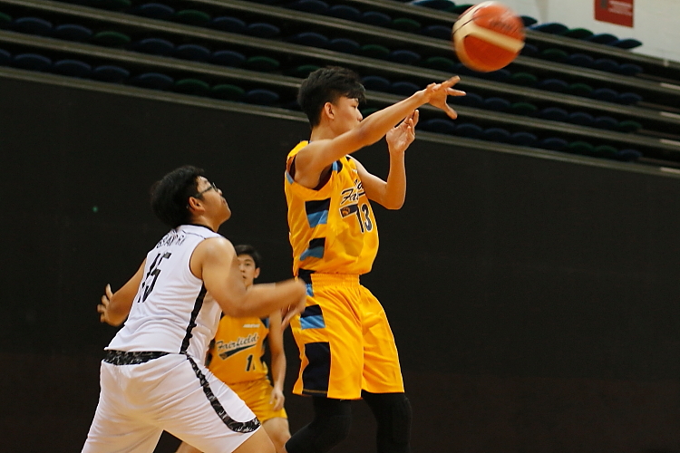 Tan Ang Kang (Fairfield #13) firing a no-look pass to a teammate. (Photo  © REDintern Chan Hua Zheng)