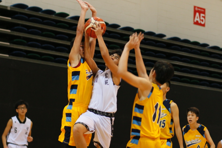 Lim Shi Zuo (BP #11) attempting a layup in traffic. He had a team-high 7 points in the loss. (Photo  © REDintern Chan Hua Zheng)