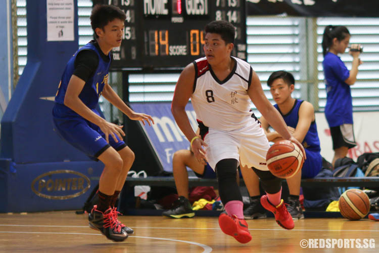 Michael Justin Nolasco Esplana (AIS #8) looks for his teammates. (Photo 4 © REDintern Chua Kai Yun)