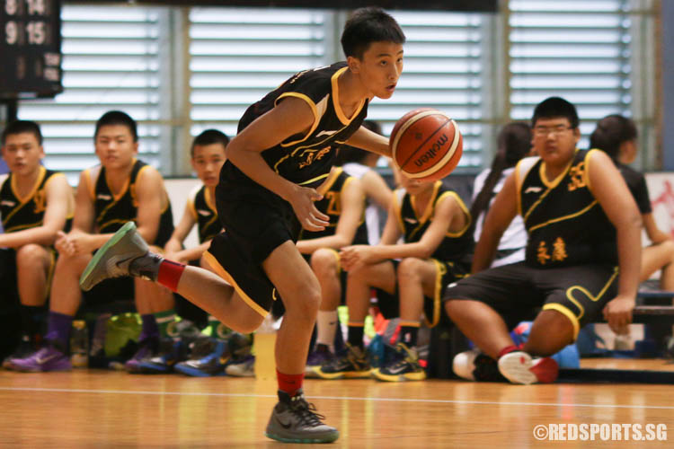 Terdratch Tan (YCK #2) drives up the court on a fast break. (Photo 6 © REDintern Chua Kai Yun)
