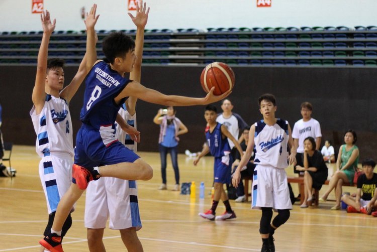 Leon Lai (Queenstown #8) drives pass defenders and goes in strong for a layup. (Photo 1 © REDintern Adeline Lee)