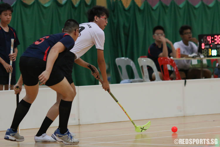 Chit Sone Swe (Yusof Ishak #10) looks for his teammates. (Photo 4 © REDintern Chua Kai Yun)