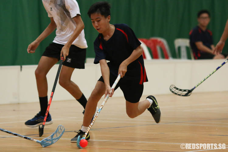 Jovian Kee (AES #7) controls the ball to retain possession. (Photo 5 © REDintern Chua Kai Yun)