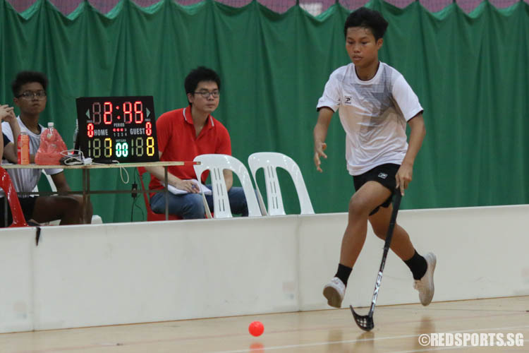 Muhd Syafiq (Yusof Ishak #5) dribbles the ball into the court. (Photo 6 © REDintern Chua Kai Yun)