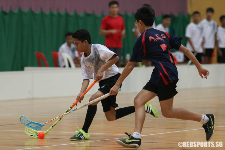 Aidil Azhar (Yusof Ishak #12) controls the ball against his opponent Jovian Kee (AES #7). (Photo 8 © REDintern Chua Kai Yun)
