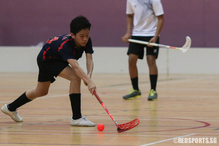 Rayden Loo (AES #24) reaches out to gain possession of the ball. (Photo 9 © REDintern Chua Kai Yun)