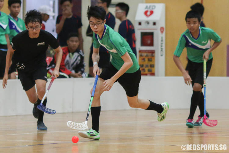 Manfred Chew (Hillgrove #3) dribbles upcourt on offence. He scored 4 goals in the game. (Photo 1 © REDintern Chua Kai Yun)
