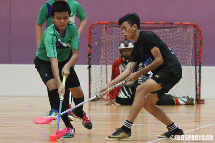 Muhammad Rusyaidi B Eruwan (Hillgrove #17) dribbles the ball on offence against his opponent. He was the only player in his team who scored a goal. (Photo 2 © Chua Kai Yun/Red Sports)