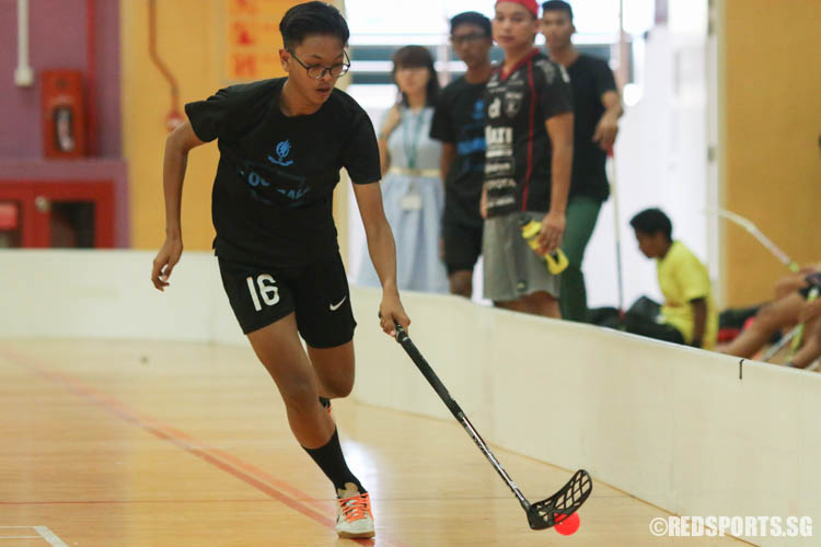 Muhammad Amirul Afiq B Rajman (NB #17) dribbles the ball into the court. (Photo 4 © Chua Kai Yun/Red Sports)