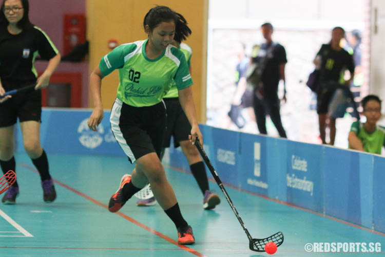 Nurul Izzah (OPSS #2) dribbles the ball upcourt. She scored 4 goals in the game. (Photo 1 © Chua Kai Yun/Red Sports)