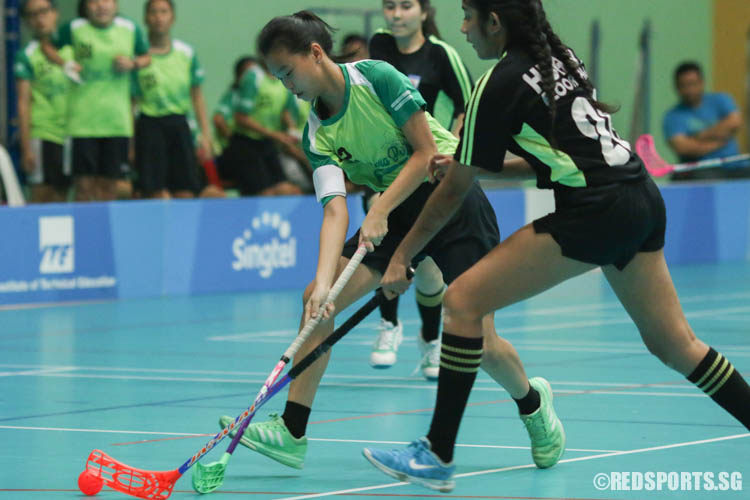 Maya Azizi (Hua Yi #20) controls the ball against her opponent. (Photo 5 © Chua Kai Yun/Red Sports)