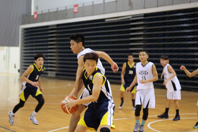 Guangyang #16 gets pass his defender and surveys for an opening to drive in (Photo 1 © REDintern Adeline Lee)