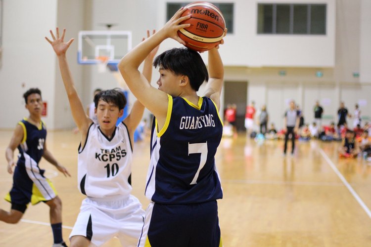 Guangyang #7 looks pit for his teammates while holding onto the ball (Photo 5 © REDintern Adeline Lee)