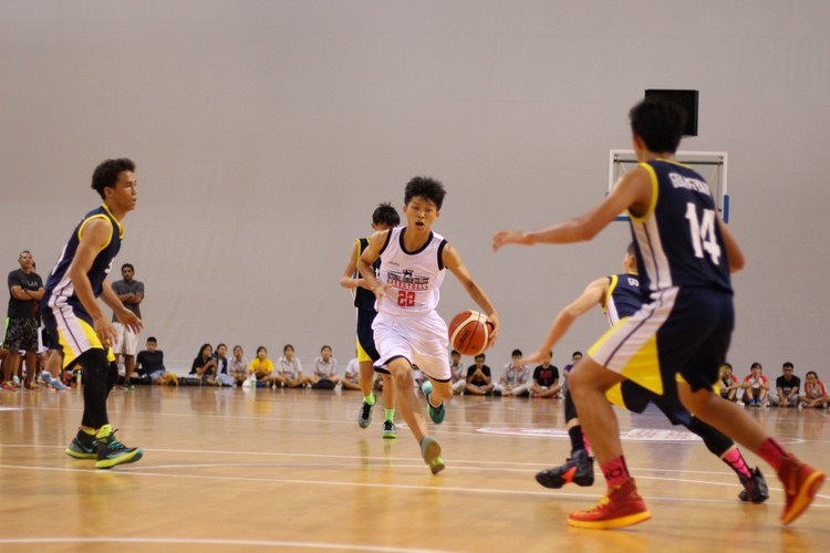 Huang Yifan (NJC #22) breaks through Guangyang's defense. He was the top scorer for his team, bagging 17 points. (Photo 1 © REDintern Adeline Lee)
