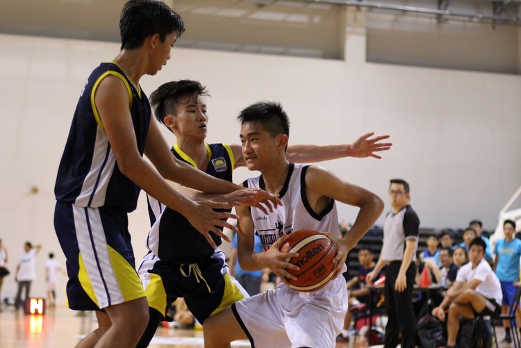 Nicholas Gao (NJC #99) finds himself heavily guarded by his defenders. (Photo 4 © REDintern Adeline Lee)