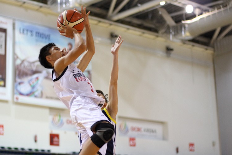 Seow Wei Xuan (NJC #3) goes up strong for a underbasket. (Photo 5 © REDintern Adeline Lee)