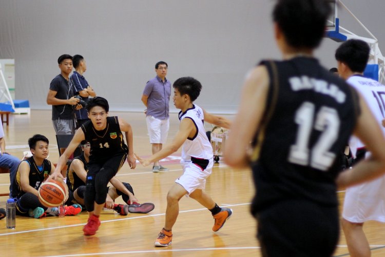 Gan Eng Seng #10 and #11 using double team defense against Raffles #8 (Photo 5 © REDintern Adeline Lee)