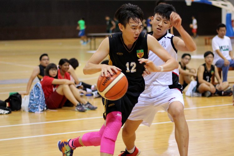 Raffles #14 driving pass his defender for a layup (Photo 6 © REDintern Adeline Lee)