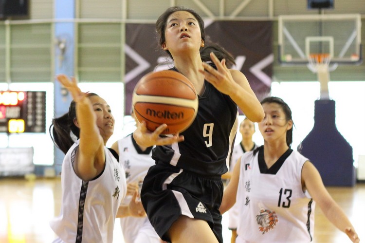 Aisling Lum (SCGS #9) drives past her defenders for a layup.  (Photo 5 © REDintern Adeline Lee)