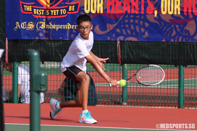 Tiah Jeng Ern of ACS (Independent) plays a backhand groundstroke against Chew Han Qing of ACS (Barker Road) during the 3rd Singles. Tiah won the match 6-4, 1-6, 7-5. (Photo 1 © Chua Kai Yun/Red Sports)