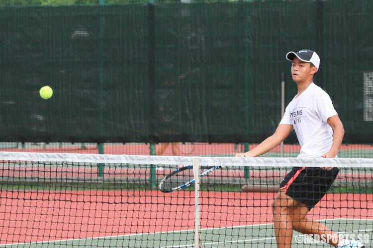 Fergus Cheok of ACS (Independent) returns a volley during the 1st Doubles. Together with Justin Thaddeus Oeni, the pair won the match 6-2, 6-0. (Photo 9 © Chua Kai Yun/Red Sports)