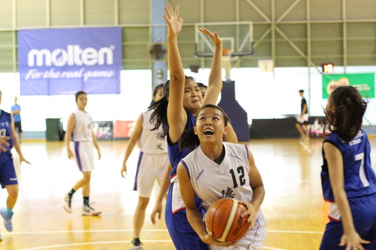 (Deyi #12) drives past her opponent and goes in for a layup. (Photo 2 © REDintern Adeline Lee)