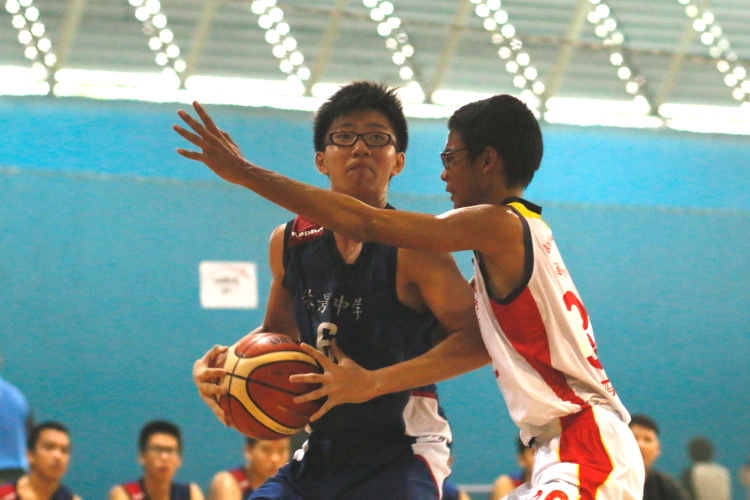 Aw Kai Jie (Woodgrove #6) on his way to the basket. (Photo 12 © Dylan Chua/Red Sports)