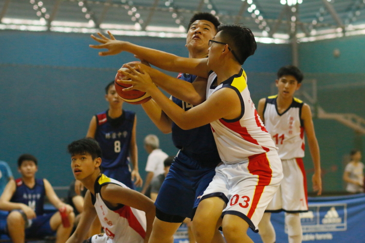 A Woodgrove player going for a contested lay-up. (Photo 10 © Dylan Chua/Red Sports)