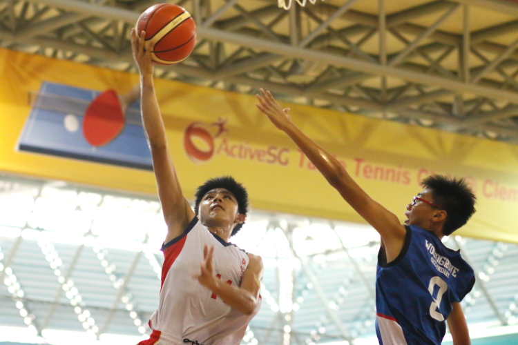 Sherman Seet (ACSBR #11) goes for a lay-up. (Photo 2 © Dylan Chua/Red Sports)