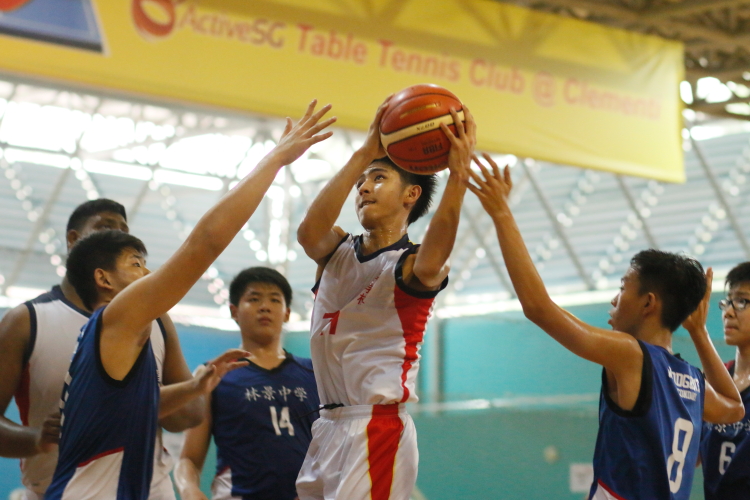Sherman Seet (ACSBR #11) avoiding defenders on his way to the hoop. (Photo 4 © Dylan Chua/Red Sports)