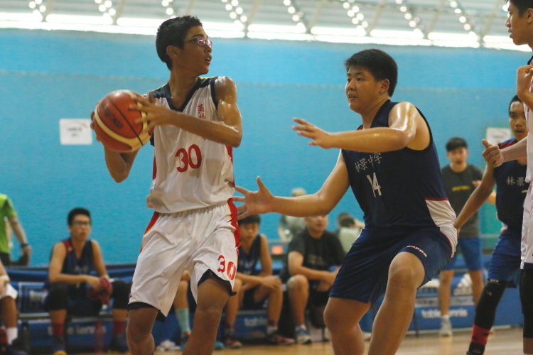 Ram (ACSBR #30) looks to pass the ball in the back court. (Photo 6 © Dylan Chua/Red Sports)