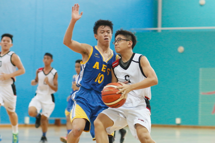 #6 of Bedok Green diving strong to the hoop. (Photo  © Chan Hua Zheng/Red Sports)