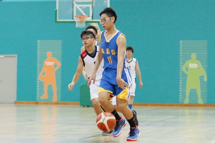 Jude Huang (AES #11) driving to the hoop against the defense. (Photo  © Chan Hua Zheng/Red Sports)